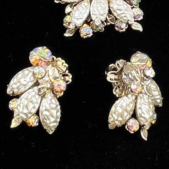 Vintage Flower, Crinkle Pearl, + A.B. Brooch + Earring set. - Picture 5 of 10